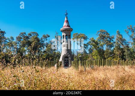 Ein Leuchtturm in der Mitte eines ausgetrockneten Feldes Stockfoto