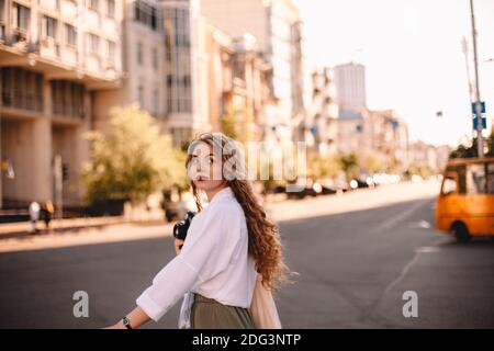 Junge Frau, die im Sommer auf der Stadtstraße läuft Stockfoto