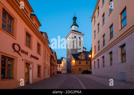 Schwarzer Turm in Loket bei Dämmerung, Loket, Bezirk Sokolov, Karlovy Vary Region, Böhmen, Tschechische Republik Stockfoto