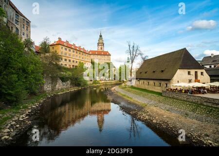 Cesky Krumlov Schloss und Schloss mit Turm, Cesky Krumlov, Südböhmische Region, Tschechische Republik Stockfoto