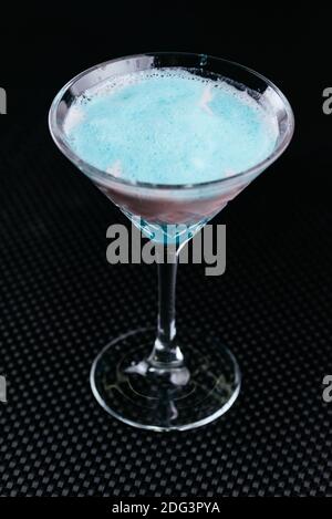 Heller alkoholischer Cocktail auf schwarzem Hintergrund Stockfoto