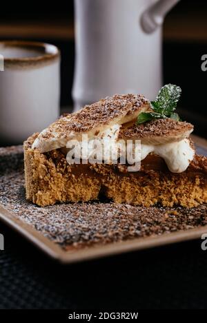 Verschiedene Desserts mit Tee auf schwarzem Hintergrund Stockfoto