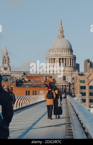 London, Großbritannien - 19. November 2020: Blick auf die St. Pauls Cathedral, die Kathedrale des Bischofs von London, von der Millennium Bridge, gehen die Menschen vor, sele Stockfoto