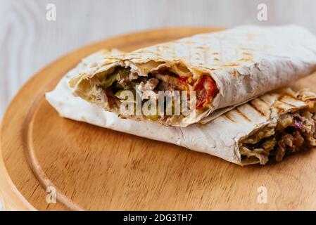 Türkische Shawarma auf einem Holzbrett und hellen Hintergrund Stockfoto