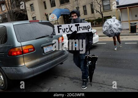 Demonstranten blockieren die K-Straße, um zu versuchen, die Amtseinführung von Präsident Donald Trump am 20. Januar 2017 in Washington, DC zu stören..Foto von Olivier Douliery/Abaca Stockfoto