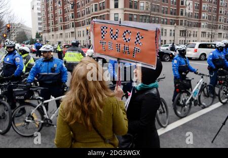 Demonstranten blockieren die K-Straße, um zu versuchen, die Amtseinführung von Präsident Donald Trump am 20. Januar 2017 in Washington, DC zu stören..Foto von Olivier Douliery/Abaca Stockfoto