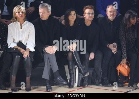 Helene Mercier-Arnault, Bernard Arnault, Bono und seine Frau Ali Hewson, Anton Corbijn und Frau Nini bei der Dior Men Menswear Herbst/Winter 2017-2018 Show im Rahmen der Paris Fashion Week in Paris, Frankreich am 21. Januar 2017. Foto von Jerome Domine/ABACAPRESS.COM Stockfoto