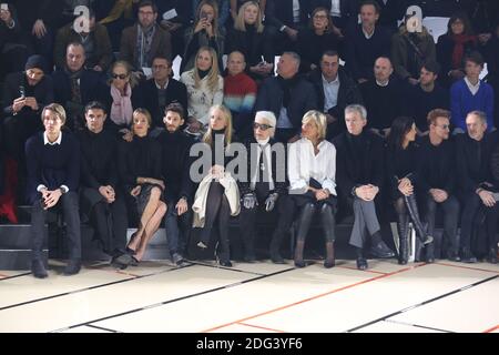 Alexandre Arnault, Dan Carter, Pierre Niney und seine Freundin Natasha Andrews, Delphine Arnault, Karl Lagerfeld, Helene Mercier-Arnault, Bernard Arnault, Bono und seine Frau Ali Hewson, Anton Corbijn und Frau Nini bei der Dior Men Menswear Herbst/Winter 2017-2018 Show im Rahmen der Pariser Modewoche am 21. Januar in Paris, Frankreich, 2017. Foto von Jerome Domine/ABACAPRESS.COM Stockfoto