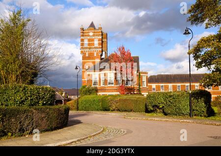 Netherne on the Hill, ein neu erbautes Dorf mit 580 Wohneinheiten auf dem Gelände eines ehemaligen NHS-Krankenhauses, Surrey, England, Großbritannien Stockfoto