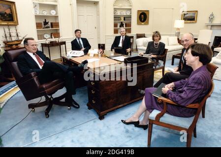 US-Präsident George H.W. Bush, links, trifft sich am 28. September 1990 im Oval Office des Weißen Hauses in Washington, DC mit dem US-Landwirtschaftsminister Clayton Yeutter, zweiter Rechts, und der US-Handelsbeauftragten Carla Hills, rechts, um die Uruguay-Runde zur Vorbereitung der bilateralen Treffen des Präsidenten in New York zu diskutieren. Ebenfalls abgebildet sind Andy Card, zweite links, und Robert Gates, Mitte.Foto von Carol T. Powers / White House via CNP/ABACAPRESS.COM Stockfoto