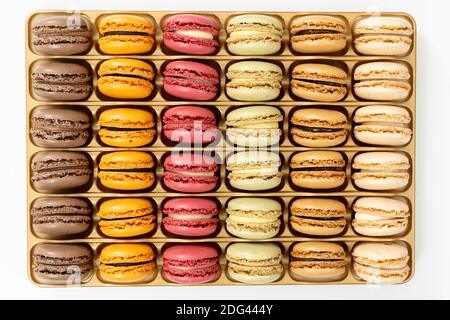 Schachtel mit bunten französischen Macarons Stockfoto
