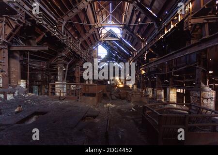 Alte rostige verlassene metallurgische Anlage. Zerstörten Hochofen Stockfoto