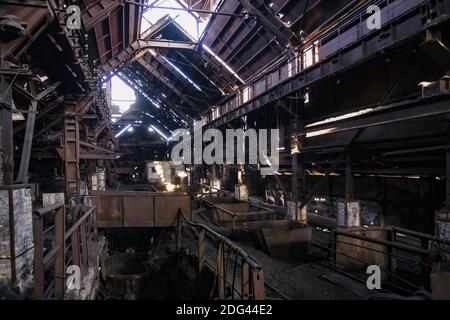 Alte rostige verlassene metallurgische Anlage. Zerstörten Hochofen Stockfoto