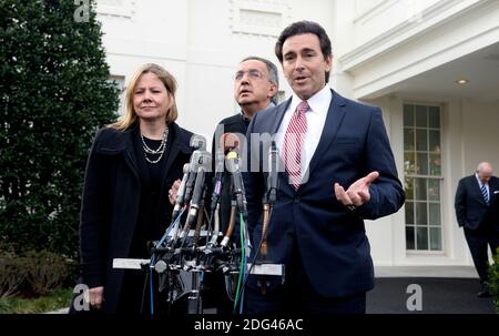 Ford CEO Mark Fields, GM CEO Mary Barra und Fiat Chrysler CEO Sergio Marchionne sprechen zu den Medien nach einem Treffen mit Präsident Donald Trump im Weißen Haus 24. Januar 2017 in Washington, D.C..Foto von Olivier Douliery/Abaca Stockfoto