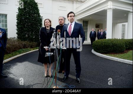 Ford CEO Mark Fields, GM CEO Mary Barra und Fiat Chrysler CEO Sergio Marchionne sprechen zu den Medien nach einem Treffen mit Präsident Donald Trump im Weißen Haus 24. Januar 2017 in Washington, D.C..Foto von Olivier Douliery/Abaca Stockfoto