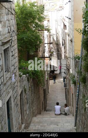 DUBROVNIK, KROATIEN - APR 26, 2019 - schmale Gassen führen bis zu den Stadtmauern von Dubrovnik, Kroatien Stockfoto