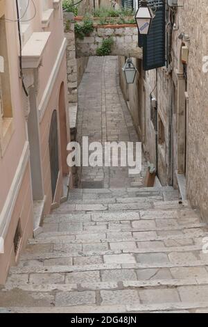 DUBROVNIK, KROATIEN - APR 26, 2019 - schmale Straßen mit Blick auf das Zentrum der Altstadt von Dubrovnik, Kroatien Stockfoto