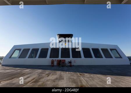 Das Passagierdeck der M/V Puyallup Fähre ist leer, nachdem sie am Freitag, 4. Dezember 2020, von Bainbridge Island am Seattle Ferry Terminal angekommen ist. Stockfoto