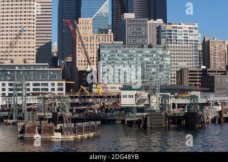 Das Dock am Seattle Ferry Terminal bereitet sich darauf vor, die M/V Puyallup Fähre anzudocken, die am Freitag, 4. Dezember 2020 von Bainbridge Island ankommt. Stockfoto