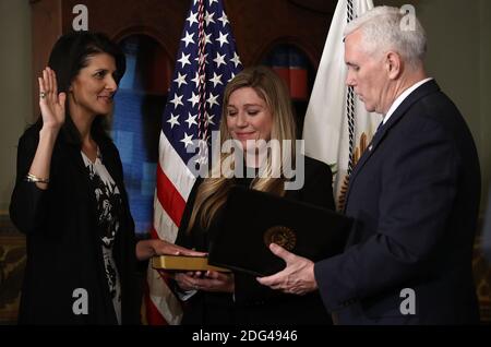 WASHINGTON, DC - JANUAR 25: US-Vizepräsident Mike Pence schwört in Nikki Haley (L) als US-Botschafter bei den Vereinten Nationen am 25. Januar 2017 in Washington, DC. Haley war früher Gouverneur von South Carolina. Ebenfalls abgebildet ist eine Mitarbeiterin von Haley, Rebecca Schimsa. Foto von Win McNamee/Pool/ABACAPRESS.COM Stockfoto