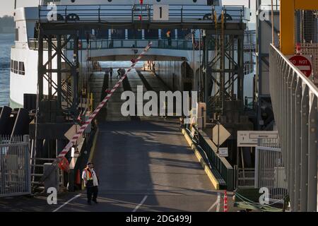 Der Torarm schließt sich auf der M/V Puyallup Fähre, die von Bainbridge Island nach der Passagierausschiffung am Seattle Ferry Terminal am Freitag ankommt, Stockfoto