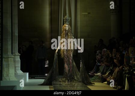 Ein Model läuft auf der Piste während der Guo Pei Spring Summer 2017 Show im Rahmen der Paris Fashion Week in Paris, Frankreich am 25. Januar 2017. Foto von Alban Wyters/ABACAPRESS.COM Stockfoto