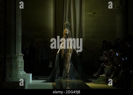 Ein Model läuft auf der Piste während der Guo Pei Spring Summer 2017 Show im Rahmen der Paris Fashion Week in Paris, Frankreich am 25. Januar 2017. Foto von Alban Wyters/ABACAPRESS.COM Stockfoto