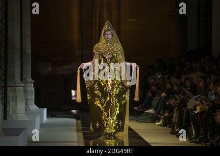 Ein Model läuft auf der Piste während der Guo Pei Spring Summer 2017 Show im Rahmen der Paris Fashion Week in Paris, Frankreich am 25. Januar 2017. Foto von Alban Wyters/ABACAPRESS.COM Stockfoto