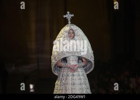 Ein Model läuft auf der Piste während der Guo Pei Spring Summer 2017 Show im Rahmen der Paris Fashion Week in Paris, Frankreich am 25. Januar 2017. Foto von Alban Wyters/ABACAPRESS.COM Stockfoto