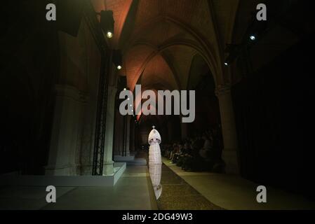 Ein Model läuft auf der Piste während der Guo Pei Spring Summer 2017 Show im Rahmen der Paris Fashion Week in Paris, Frankreich am 25. Januar 2017. Foto von Alban Wyters/ABACAPRESS.COM Stockfoto