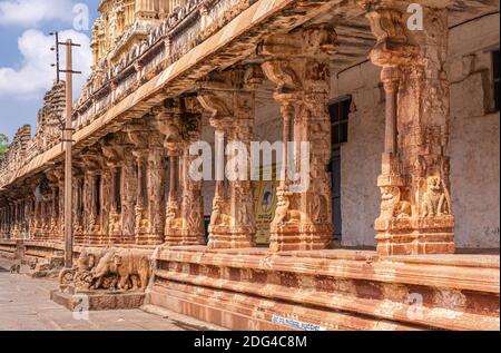 Hampi, Karnataka, Indien - 4. November 2013: Virupaksha Temple Complex. Columned Seite des Hofes vor Shiva sanctum ist braunem rostigen Stein mit Stockfoto