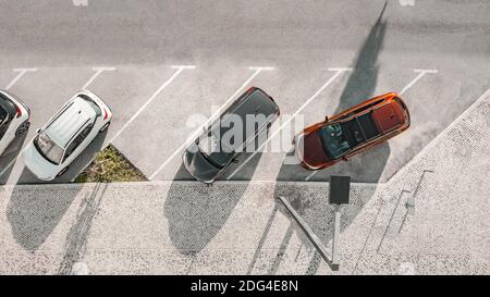 Schlechter Parkplatz. Belegt zwei Plätze. Falsch geparktes Auto. Doppelparkplätze Stockfoto