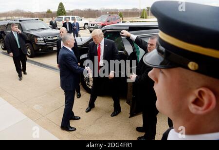 US-Verteidigungsminister James Mattis begrüßt Präsident Donald Trump am 27. Januar 2017 im Pentagon in Virginia. Foto von Olivier Douliery/Abaca Stockfoto