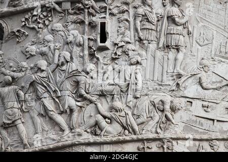 Basreliefs in der Trajan-Säule in Rom Stockfoto