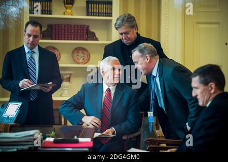 Vizepräsident Mike Pence spricht mit dem Pressesprecher des Weißen Hauses Sean Spicer während Präsident Donald Trump mit dem Präsidenten Russlands, Wladimir Putin, am Telefon im Oval Office spricht am 28. Januar 2017 in Washington, DC, war der Anruf einer von fünf Anrufen mit ausländischen Führern, die für Samstag geplant sind. Stabschef des Weißen Hauses Reince Priebus. Der Chefstratege Stephen K. Bannon und der Nationale Sicherheitsberater Michael Flynn waren ebenfalls im Raum. Foto von Pete Marovich/Pool/ABACAPRESS.COM Stockfoto