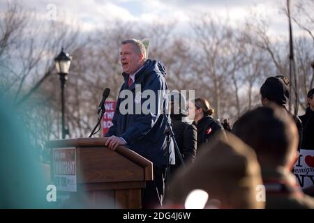Bürgermeister Bill de Blasio spricht am 29. Januar 2017 bei einer Kundgebung im Battery Park in Lower Manhattan gegen die Einwanderungspolitik der Trump-Regierung in New York City, NY, USA. Foto von Damien Lafargue/ABACAPRESS.COM Stockfoto