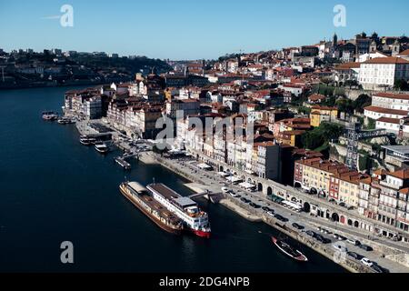 Blick auf Ribeira von der Don Luis I Brücke in Porto, Portugal. Stockfoto