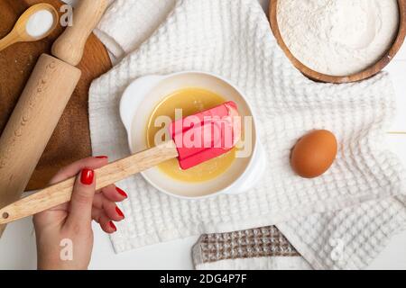 Schritt-für-Schritt-Rezept für herzförmige Kuchen. Schritt 2. Butter, Zucker und Honig schmelzen. Ei und Backpulver zugeben, umrühren. Flach liegend. Stockfoto