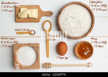 Schritt-für-Schritt-Rezept für herzförmige Kuchen. Backwaren. Butter Mehl Zucker Ei Honig Soda Salz. Flach liegend. Stockfoto