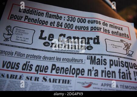 Ein Blick auf die Titelseite der Mittwochausgabe der satirischen und Untersuchungszeitung Le Canard Enchaine in Paris, Frankreich, 31. Januar 2017. Präsidentschaftskandidat Francois Fillon erhielt seine in wales geborene Frau Penelope Fillon und zwei seiner Kinder Jobs, die fast eine Million Euro bezahlten, so neue Behauptungen in der Zeitung Canard Enchaine am Dienstag. Es kommt, als die Polizei, die die "Penelope-Gate" gefälschten Arbeitsplätze Vorwürfe untersucht, Büros im französischen parlament überfallen hat. Neben der Beschäftigung seiner Frau Penelope als parlamentarische Adjutanten und bekommen sie einen Job bei einer literarischen Rezension von einem Freund, CONS Stockfoto