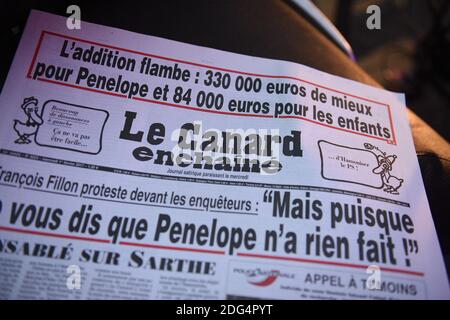 Ein Blick auf die Titelseite der Mittwochausgabe der satirischen und Untersuchungszeitung Le Canard Enchaine in Paris, Frankreich, 31. Januar 2017. Präsidentschaftskandidat Francois Fillon erhielt seine in wales geborene Frau Penelope Fillon und zwei seiner Kinder Jobs, die fast eine Million Euro bezahlten, so neue Behauptungen in der Zeitung Canard Enchaine am Dienstag. Es kommt, als die Polizei, die die "Penelope-Gate" gefälschten Arbeitsplätze Vorwürfe untersucht, Büros im französischen parlament überfallen hat. Neben der Beschäftigung seiner Frau Penelope als parlamentarische Adjutanten und bekommen sie einen Job bei einer literarischen Rezension von einem Freund, CONS Stockfoto