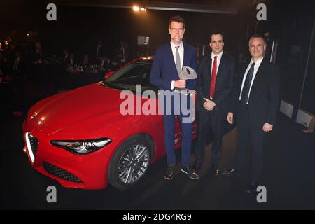 (L) Klaus Busse (Head of Design FCA EMEA, (C) Brand Director Sebastien Perrais, (R) CEO FCA France Jerome Monce erhält den Preis "La Plus Belle Voiture De L'Annee 2016" für den Alfa Romeo Giuilia während des 32. Internationalen Automobilfestivals in Paris, Frankreich am 31. Januar 2017. Foto von Laurent Zabulon/ABACAPRESS.COM Stockfoto