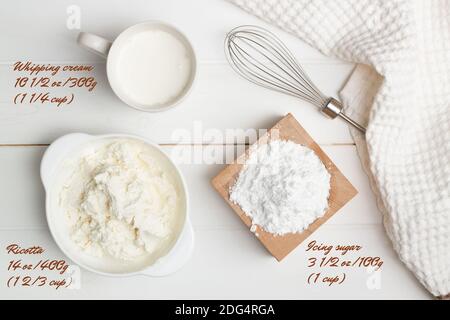 Schritt-für-Schritt-Rezept für herzförmige Kuchen. Schritt 6, Zutaten für die Creme. Puderzucker, Ricotta, Schlagsahne. Flach liegend. Stockfoto