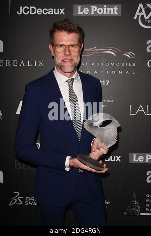 (L) Klaus Busse (Head of Design FCA EMEA) erhält den Preis "La Plus Belle Voiture De L'Annee 2016" für den Alfa Romeo Giuilia während des 32. Internationalen Automobilfestivals in Paris, Frankreich am 31. Januar 2017. Foto von Laurent Zabulon/ABACAPRESS.COM Stockfoto