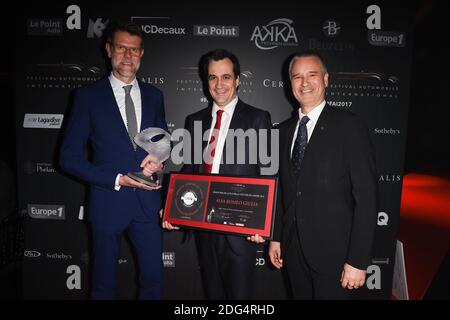 (L) Klaus Busse (Head of Design FCA EMEA, (C) Brand Director Sebastien Perrais, (R) CEO FCA France Jerome Monce erhält den Preis "La Plus Belle Voiture De L'Annee 2016" für den Alfa Romeo Giuilia während des 32. Internationalen Automobilfestivals in Paris, Frankreich am 31. Januar 2017. Foto von Laurent Zabulon/ABACAPRESS.COM Stockfoto