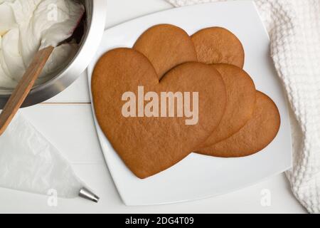 Schritt-für-Schritt-Rezept für herzförmige Kuchen. Schritt 8: Backen Sie die Kuchen für 10 Minuten bei 180 Grad C. flach legen. Stockfoto
