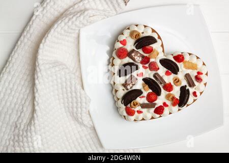 Schritt-für-Schritt-Rezept für herzförmige Kuchen. Schritt 13: Lassen Sie den fertigen Kuchen im Kühlschrank für eine Weile zu weichen. Flach liegend. Stockfoto