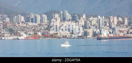 Wunderschöne Landschaftsansicht eines Hafenflugzeugs, das im Hintergrund der Stadt Richmond, BC/Kanada, vom Hafen abfliegt - Oktober 30,2020. Panorama. Stockfoto