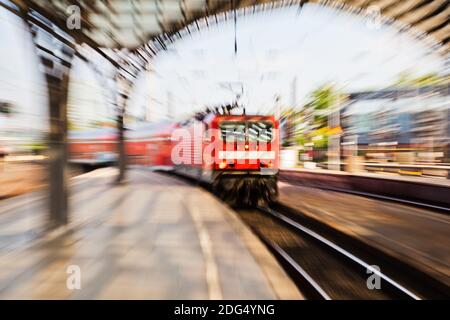 Ankommender Zug in einem Bahnhof mit Zoom-Effekt Stockfoto