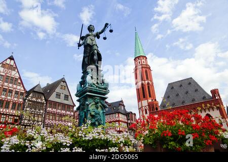 Justitia Statue auf dem Römerberg in Frankfurt am Main Stockfoto